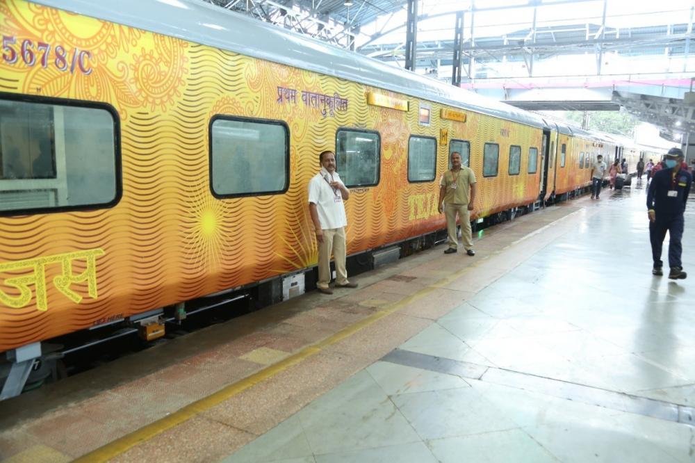 The Weekend Leader - Mumbai-Delhi Rajdhani Express gets Tejas Smart coaches